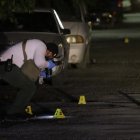 Referencia. En México, peritos recaban indicios en el lugar donde asesinaron a un periodista.