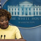 La secretaria de Prensa de la Casa Blanca, Karine Jean-Pierre, habla durante la rueda de prensa diaria en la Casa Blanca en Washington, el 19 de diciembre de 2022