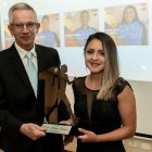 Glenda recibió de manos del vicepresidente del COE, Rubén Navia, el premio.