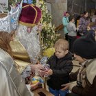 Voluntarios ucranianos vestidos como San Nicolás y Snow Maiden actúan con niños locales durante la celebración del día de San Nicolás según el calendario ortodoxo, en Kharkiv, Ucrania