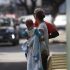 Migración. Ciudadanos venezolanos, en una calle de Guayaquil.