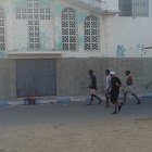 Esmeraldas. La sangre de Jhonny ‘pintó’ parte de la entrada de la iglesia. Agentes cumplen investigaciones.