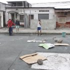 Guayaquil. Ayer varias personas limpiaban el área del tiroteo.