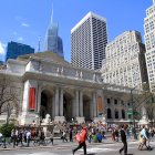Nueva York. El área de ingreso a la Biblioteca Pública en la Gran Manzana.