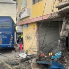 Efectivos de la AMT indicaron que se trató del estrellamiento del vehículo contra la vereda y varias viviendas.