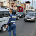 Acción. Un agente de tránsito dirigiendo el tránsito.