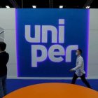 Compañía.- Personas caminan al pie de la planta de Uniper.