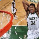 Giannis Antetokounmpo firmó su decimoséptimo doble doble del año, con 42 puntos y diez rebotes.
