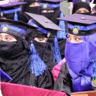 Jóvenes afganas asisten a una ceremonia de graduación en la Universidad Benawa en Kandahar, en Afganistán, el 17 de marzo de 2022.