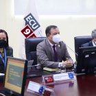 El ministro del Interior, Juan Zapata (c), preside el Comité de Operaciones de Emergencia Nacional