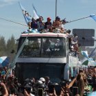 Los jugadores sintieron en cariño de los hinchas durante la caravana del triunfo.