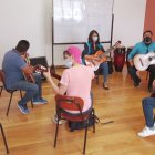 Departir. En una de sus clases, los chicos se distraen haciendo música.