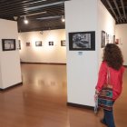 Referencia. Personas asisten a una exposición de fotografía en la Casa de la Cultura.