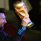 Messi con la Copa del Mundial de fútbol.