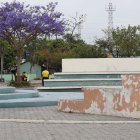 Atención. Así lucen de despintadas las paredes y gradas.