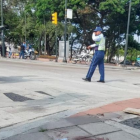 El casco de uno de los heridos quedó sobre el parterre de la vía.