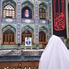 Una mujer reza en el santuario de Saleh del norte de Teherán, donde se recuerda a los mártires fallecidos por la República Islámica de Irán. EFE/Jaime León