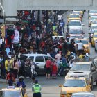 Guayaquil. En las calles del centro no hay donde poner un pie, se queja la ciudadanía que esta semana ha tenido problemas para tomar un bus o un taxi. “Por esta zona o la Orellana ya no quieren pasar”, alertan.