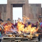 El presidente de Bolivia, Luis Arce (c), y el vicepresidente, David Choquehuanca (d), participan junto a sabios indígenas en una ceremonia del solsticio de verano en la ciudadela prehispánica de Tiahuanaco (Bolivia). /Javier Mamani