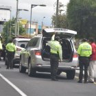 Ambato. Elementos policiales ejecutan uno de los tantos operativos de control en esta capital provincial.