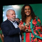 El presidente electo de Brasil, Luiz Inácio Lula da Silva, posa hoy con la designada ministra de Igualdad Racial, Anielle Franco, durante una conferencia de prensa sobre el informe final de la transición y para anunciar a 16 ministros de su futuro Gobierno, en Brasilia (Brasil). Lula anunció este jueves a 16 de sus próximos ministros e incluyó entre ellos, como titular de Industria y Comercio, al futuro vicepresidente, Geraldo Alckmin. Lula asumirá la Presidencia el próximo 1 de enero y ha anunciado que elevará a 37 el número de ministerios, frente a los 23 que tenía el Gobierno del ultraderechista Jair Bolsonaro. EFE/André Borges
