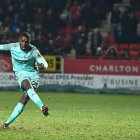 Moisés Caicedo, volante ecuatoriano del Brighton, erró su lanzamiento desde el punto penal.