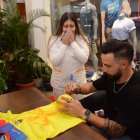 . La alegría por tener cerca al guardameta nacionalizado Hernán Galíndez y obtener un recuerdo de él generó sensaciones de emoción en varias fanáticas.