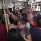Las personas van dándose apretujones en el interior del bus