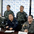 Juan Zapata, Ministro del Interior (centro), durante una rueda de prensa anterior, junto a autoridades de la Policía.