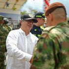 Gustavo Petro (i) entregando un regalo navideño a un soldado hoy jueves 22 de diciembre de 2022, en Saravena (Colombia).