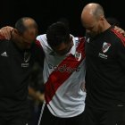Matías Kranevitter, volante de River, deja el campo de juego tras su dolencia.