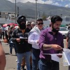 Ni el fuerte sol persuadió a los ciudadanos de no hacer la fila para obtener las placas de metal.