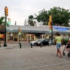 Sauces. Las personas ya logran cruzar la avenida Agustín Freire por los semáforos colocados.