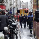 La Policía y servicios de emergencia en "Rue d"Enghien" luego de un tiroteo cerca de un centro cultural kurdo en París, Francia, el 23 de diciembre de 2022.