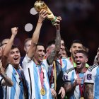 El futbolista y campeón del mundo argentino, Ángel Di María (c), seguirá defendiendo los colores de su país.