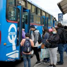 Los robos también se producen cuando las personas luchan por subir a los buses.