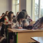 Uno de los semestres escolares más difíciles de la historia de Ucrania termina con el inicio de las vacaciones de Navidad y después de que profesores y alumnos hayan desafiado durante meses el peligro, el estrés y los apagones provocados por la guerra. EFE/ Rotyslav Averchuk
