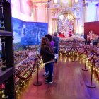 Proceso. Para armar su pesebre, Martha lo organizó por espacios, en los que se muestran distintas figuras.