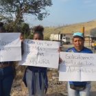 Esmeraldas. Familiares del reciclador hacen plantón fuera del botadero.
