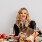 Distancia. Las mascotas son parte de las celebraciones navideñas y de fin de año. Sin  embargo, la comida que se sirve en la mesa no es apropiada para las mascotas y les puede causar problemas de salud.