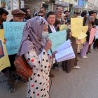 Quetta (Pakistan), 24/12/2022.- Afghan refugees in Pakistan hold placards during a protest as they demand the Taliban government to allow education for girls, in Quetta, the provincial capital of Balochistan province, Pakistan, 24 December 2022. The ruling Taliban has banned women from attending university in Afghanistan, according to an order issued on 20 December 2022. After regaining power, the Taliban initially insisted that women"Äôs rights would not be hindered, before barring girls over the age of 12 from attending school earlier this year. (Protestas, Afganistán) EFE/EPA/FAYYAZ AHMAD