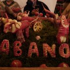 MEX3000.OAXACA (MÉXICO),23/12/2022.- Vista hoy de figuras elaboradas con rábanos por artesanos oaxaqueños, durante la Noche de los Rábanos en Oaxaca (México). Después de dos años de suspensión por la pandemia de covid-19, este 23 de diciembre, en las vísperas de la Navidad, volvió a presentarse la tradicional Noche de Rábanos en su edición 125, en el zócalo de la ciudad de Oaxaca, donde más de 50 hortelanos crearon desde su imaginación cientos de figuras a partir de estas verduras de color rojo intenso y blanco. EFE/Daniel Ricardez