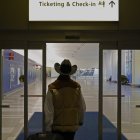 -FOTODELDÍA- Nueva York (Estados Unidos), 23/12/2022.- Un turista entra en el aeropuerto de LaGuardia en Nueva York, Estados Unidos, 23 December 2022. Más de la mitad de la población de los EE. UU. está bajo alertas de tormentas invernales y vientos helados. Una gran tormenta azota varias partes del país y se han cancelado más de 4100 vuelos en los Estados Unidos. EFE/EPA/Peter Foley