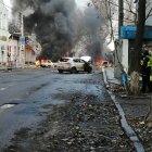 Kherson (Ukraine), 24/12/2022.- A handout photo released by the press service of the State Emergency Service (SES) of Ukraine shows cars burning on a street after shelling hit Kherson, southern Ukraine, 24 December 2022, amid Russia"s invasion. At least seven people were killed and 58 others injured after Russian strikes targeted the southern Ukrainian city on 24 December, the head of the Kherson regional military administration, Yaroslav Yanushevich wrote on telegram. Russian troops entered Ukraine on 24 February 2022 starting a conflict that has provoked destruction and a humanitarian crisis. (Rusia, Ucrania) EFE/EPA/STATE EMERGENCY SERVICE OF UKRAINE HANDOUT -- BEST QUALITY AVAILABLE -- MANDATORY CREDIT: STATE EMERGENCY SERVICE OF UKRAINE --
