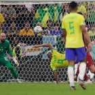 Richarlison, delantero brasileño, anota el gol de tijera ante Serbia.