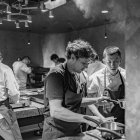 Acción. El chef chileno Rodolfo Guzmán, en una de sus recetas.