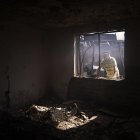 -FOTODELDÍA- CH0. VIÑA DEL MAR (CHILE), 23/12/2022.- Un hombre observa hoy los escombros en su vivienda por el incendio en cerro Forestal, en Viña del Mar (Chile). La ministra del Interior chilena, Carolina Tohá, confirmó este viernes una segunda persona fallecida por el masivo incendio que afecta a Viña del Mar, ciudad costera ubicada a 122 kilómetros de Santiago. EFE/ Adriana Thomasa