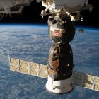 Una cápsula Soyuz atracada en la ISS