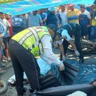 Escenario. Agentes de la Comisión de Tránsito del Ecuador llegaron hasta el lugar del accidente para acordonar la zona y realizar las pericias de ley.