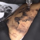 Una persona se hace un tatuaje de Lionel Messi besando la Copa del Mundo, el 20 de diciembre de 2022 en Rosario (Argentina).